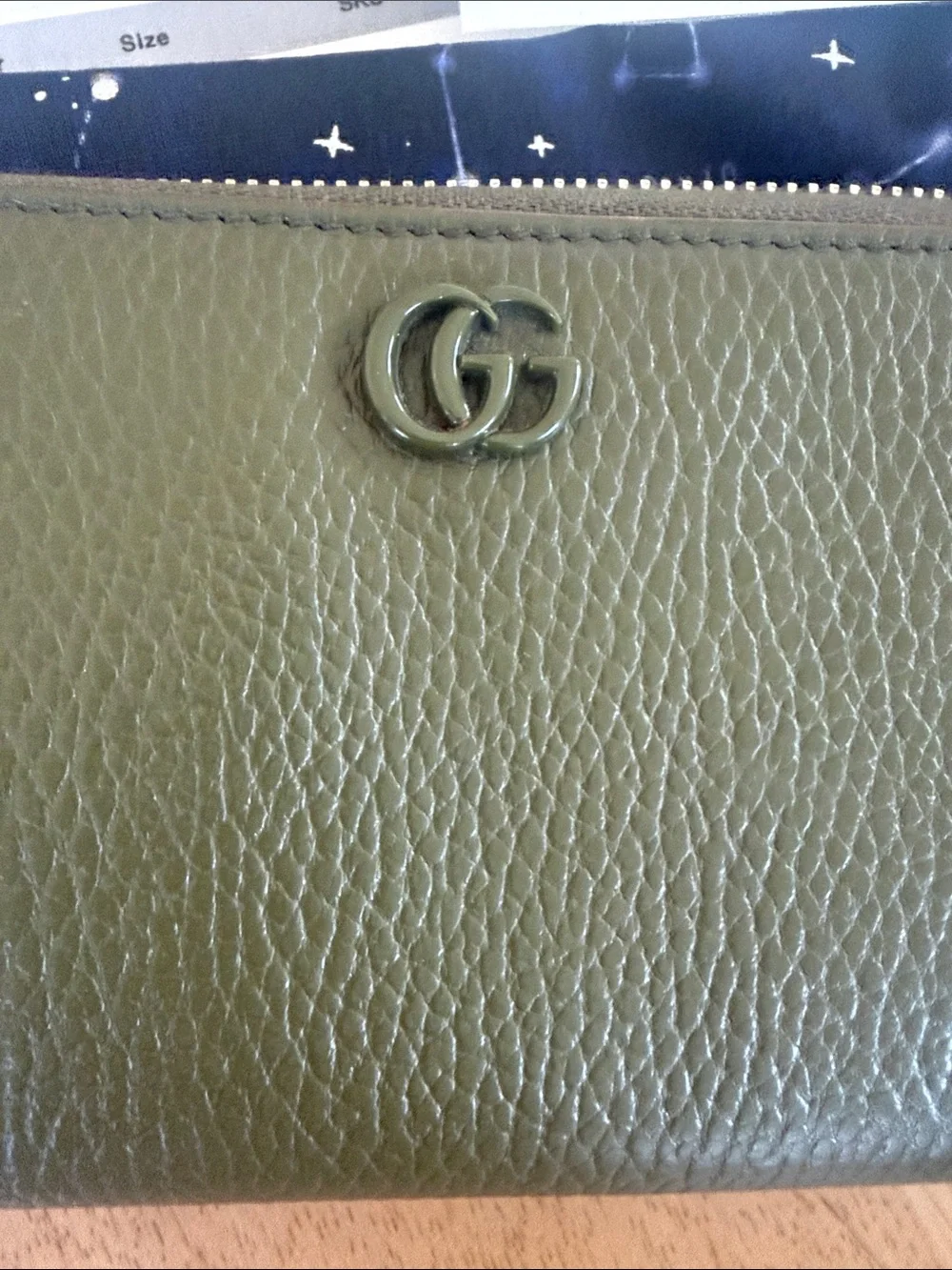 Gucci Green Pebbled Leather Zip Wallet with GG Logo w/ authentication + dust bag